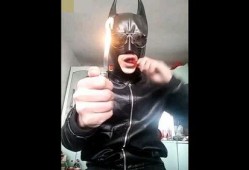 最新爆料蝙蝠侠视频播放,黑暗骑士再战邪恶势力，悬疑剧情引期待