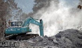 火山爆料挖掘机视频播放,挖掘机勇敢应对惊险救援